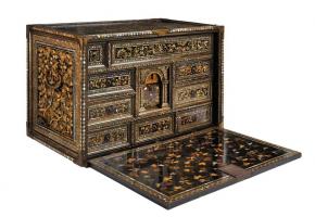 La réalisation de ce coffret à bijoux décoré de vermeil, émaux, perles baroques, camées et rubis, date de 1850