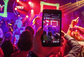 3044990-poster-p-1-report-twitter-is-pressuring-celebrities-to-use-periscope-over-meerkat.jpg