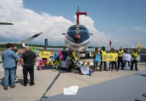 Mardi 23 mai, des activistes ont occupé une partie du tarmac, provoquant l’arrêt du trafic aérien durant une heure Mardi 23 mai, des activistes ont occupé une partie du tarmac, provoquant l’arrêt du trafic aérien durant une heure