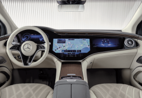 Les écrans occupent tout le tableau de bord de la Mercedes-Benz EQS