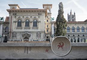L’un des tags est bien visible aux abords de la Place de la Riponne.