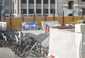 Derrière le chaos dû aux travaux, au fond de l’image, l’enseigne «Au paradis du fromage» tente tant bien que mal de survivre. Photo Santiso