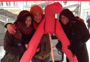 Céline Misiego,Sophia Benabdeslam,Lauriane Pichonnaz, récemment sur la place de la Riponne, où elles ont vérifié les connaissances de la population au sujet du clitoris.dr