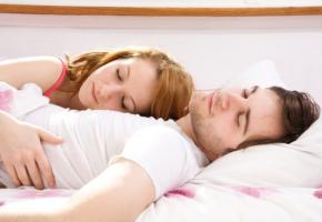 couple_sleeping-725x483.jpg