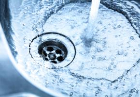 Une eau claire en permanence? Ça se joue devant et derrière le robinet... Découvrez-le à la Journée mondiale de l'eau 2017. GETTY / DEEPBLUE4YOU 