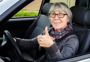 Le Service des automobiles et de la navigation, comme le TCS ont fait de la sensibilisation des seniors au volant leur priorité. GETTY IMAGES / 8VFANI