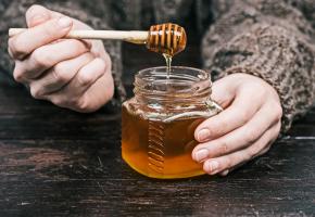 Le miel équitable provient d’une apiculture à petite échelle et permet aux producteurs d’investir dans différents projets de développement. GETTY IMAGES/INVIZBK Le miel équitable provient d’une apiculture à petite échelle et permet aux producteurs d’investir dans différents projets de développement. GETTY IMAGES/INVIZBK