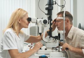 Mesurer la pression oculaire et vérifier l’état du nerf optique, tels sont les objectifs de l’examen de dépistage. 123rf