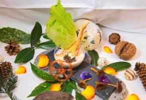Émulsion de saucisse aux choux, aux amandes, chanterelles et lard sec du pays Émulsion de saucisse aux choux, aux amandes, chanterelles et lard sec du pays