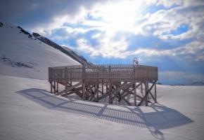 À Davos, une structure en bois abritait l’instrument du vent. © LTE/EPFL À Davos, une structure en bois abritait l’instrument du vent. © LTE/EPFL