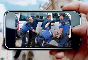 Le copwatching, c’est la surveillance de la police de rue par des citoyens ordinaires.