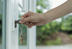 De simples gestes comme l’ouverture d’une porte peuvent devenir problématiques.