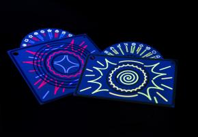 Le billet de l'événement revêt des allures d'appareil photo qui dévoile ses secrets sous la lumière UV... DR