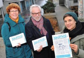 Françoise Duvoisin, Gérald Progin et Sandrine Prisi tiennent fièrement dans leurs mains la dernière édition du journal de Prélaz-Valency. VERISSIMO
