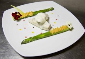 Roulade de sole et son écume d’oursin, asperges vertes et mousseline de patate douce Roulade de sole et son écume d’oursin, asperges vertes et mousseline de patate douce