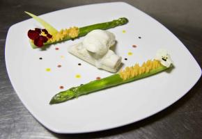 Roulade de sole et son écume d’oursin, asperges vertes et mousseline de patate douce