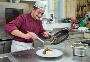 Samuel Ribeiro, apprenti de 2ème année à la Brasserie les Trois Rois, à Lausanne Samuel Ribeiro, apprenti de 2ème année à la Brasserie les Trois Rois, à Lausanne