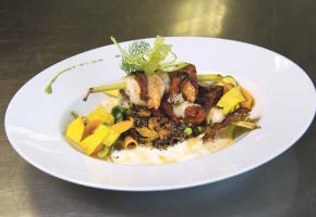 Seiche et gambas grillées, riz vénère comme une paella Seiche et gambas grillées, riz vénère comme une paella