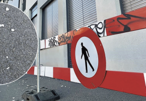 La détérioration de l’immeuble a été constatée en février de cette année, soit moins de quatre ans après la fin du chantier. En médaillon, des bouts de la façade jonchent le trottoir. Photo FNT