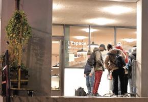 C’est à la rue Saint-Martin que la distribution alimentaire de la Soupe populaire a lieu chaque soir et trois midis par semaine. (Photo Verissimo)