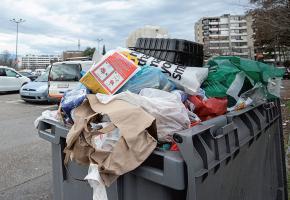 Depuis plus d’un mois, les déchets sauvages sont devenus le quotidien du P+R du Vélodrome. MANEL SANTISO