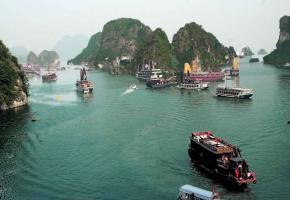 Considérée comme la huitième merveille du monde, la baie d’Halong attire des millions de visiteurs chaque année.
