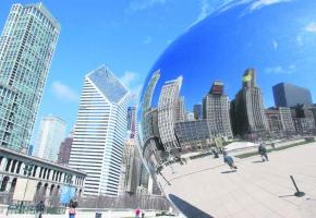 Les gratte-ciel se reflètent dans les panneaux d'acier de The Cloud Gate, surnommé le haricot.