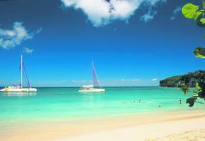 Le week-end, les Guadeloupéens prennent le chemin des plages, qui sont presque désertes en semaine, comme ici à Marie-Galante.