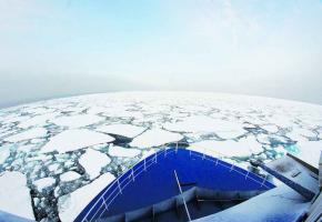 Un panorama extraordinaire s’offre aux 70 passagers du bateau polaire Ocean Nova qui navigue au milieu des glaces.