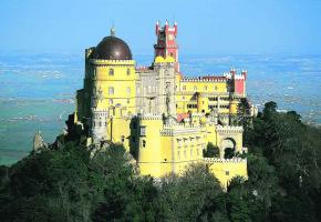 Construit sur les ruines d’un ancien monastère à Sintra, le Palais national de la Pena offre un vrai mélange d’architectures.