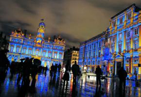 La Fête des Lumières est l’événement touristique majeur de la ville de Lyon. Il attire des millions de visiteurs chaque année. 