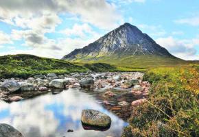 La vallée de Glencoe, avec au loin la montagne Buachaille Etive Mor qui culmine à 1022 mètres. La vallée de Glencoe, avec au loin la montagne Buachaille Etive Mor qui culmine à 1022 mètres.