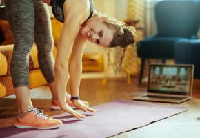 Même en quarantaine, de petits exercices physiques aident à maintenir sa santé mentale. Quant à ceux qui peuvent sortir, ils ne doivent pas hésiter à s’adonner à de longues promenades, en respectant les gestes barrières. 123RF Même en quarantaine, de petits exercices physiques aident à maintenir sa santé mentale. Quant à ceux qui peuvent sortir, ils ne doivent pas hésiter à s’adonner à de longues promenades, en respectant les gestes barrières. 123RF