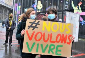 Impacté le monde de la culture manifeste pour sa survie. Mais toute la population est concernée. VERISSIMO Impacté le monde de la culture manifeste pour sa survie. Mais toute la population est concernée. VERISSIMO