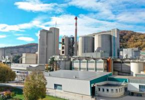 Le processus de production du ciment, à partir de calcaire chauffé à très haute température, produit énormément de CO2. DR Le processus de production du ciment, à partir de calcaire chauffé à très haute température, produit énormément de CO2. DR