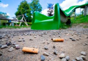 Les mégots de cigarettes contiennent plus de 7000 substances toxiques. STOP2DROP Les mégots de cigarettes contiennent plus de 7000 substances toxiques. STOP2DROP