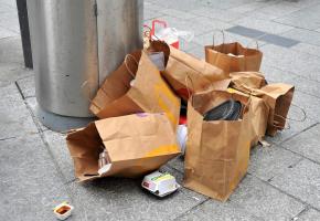 Depuis le début de la pandémie et l’explosion de la vente à l’emporter, les poubelles débordent et les incivilités augmentent. VERISSIMO Depuis le début de la pandémie et l’explosion de la vente à l’emporter, les poubelles débordent et les incivilités augmentent. VERISSIMO