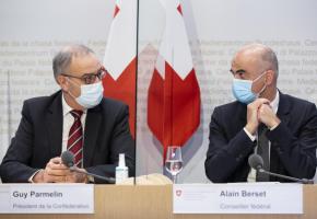 «Est-ce que vraiment (Alain Berset) a l’air d’un dictateur? Moi, je n’ai pas l’impression», a lancé Guy Parmelin en désignant son collègue. KEYSTONE «Est-ce que vraiment (Alain Berset) a l’air d’un dictateur? Moi, je n’ai pas l’impression», a lancé Guy Parmelin en désignant son collègue. KEYSTONE