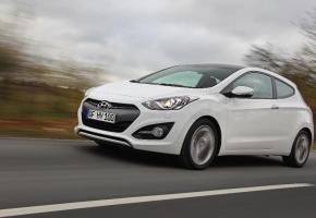 HYUNDAI I30 3 P • Quand on n’a pas l’utilité des aspects pratiques d’une voiture, la silhouette devient prépondérante. HYUNDAI I30 3 P • Quand on n’a pas l’utilité des aspects pratiques d’une voiture, la silhouette devient prépondérante.