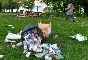 Une porcherie? Non, la plage de Vidy après un week-end ensoleillé. VERISSIMO