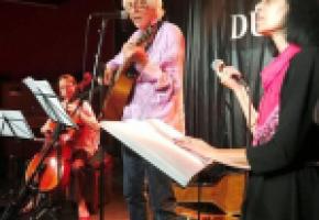 La petite salle du Duke’s, un lieu de rendez-vous des musiciens locaux. PLANETLILOU.COM La petite salle du Duke’s, un lieu de rendez-vous des musiciens locaux. PLANETLILOU.COM