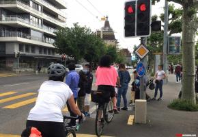 Les cyclistes n’hésitent pas à se faufiler entre les piétons qui attendent que leur feu passe au vert. VERISSIMO