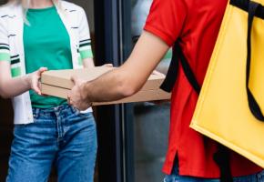 Les plateformes de livraison assurent prendre toutes les mesures pour protéger la sécurité de leurs clientes. 123RF Les plateformes de livraison assurent prendre toutes les mesures pour protéger la sécurité de leurs clientes. 123RF