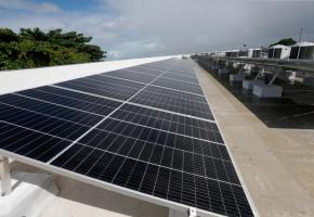 L’idée est d’utiliser tous les espaces disponibles pour placer des panneaux photovoltaïques (photo d’illustration). En médaillon, Jacques Perret et Philippe Vollichard, membres fondateurs de Newatts. 123RF/CA L’idée est d’utiliser tous les espaces disponibles pour placer des panneaux photovoltaïques (photo d’illustration). En médaillon, Jacques Perret et Philippe Vollichard, membres fondateurs de Newatts. 123RF/CA