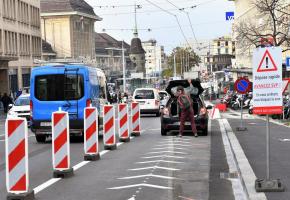 La zone de dépose rapide se trouve à environ 150 mètres de la gare, très loin pour les personnes à mobilité réduite. VERISSIMO La zone de dépose rapide se trouve à environ 150 mètres de la gare, très loin pour les personnes à mobilité réduite. VERISSIMO