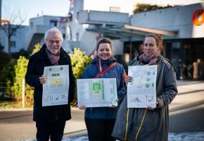 Gérald Progin, habitant, Camille Bernath, animatrice socioculturelle et Lucie, habitante, tous trois membres du Collectif des Jardins de Prélaz. MISSON Gérald Progin, habitant, Camille Bernath, animatrice socioculturelle et Lucie, habitante, tous trois membres du Collectif des Jardins de Prélaz. MISSON