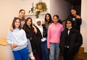 Huit des dix filles qui organisent leur voyage à Paris. De gauche à droite: Vesa, Yelenna, Sara, Medina, Ines, Laeticia, Chada (derrière) et Sabrina. Huit des dix filles qui organisent leur voyage à Paris. De gauche à droite: Vesa, Yelenna, Sara, Medina, Ines, Laeticia, Chada (derrière) et Sabrina.