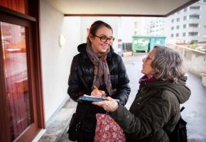 Olivier Christinet, Raphaëlle Deshayes et Andrea Eggli, membres de l’association Montelly Vit, devant l’immeuble dans lequel l’APEMS est prévu. MISSON