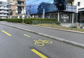 Devant le café-restaurant, les pistes cyclables qui ont fait fuir la clientèle. VERISSIMO