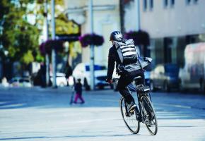 Pratique pour les trajets entre son domicile et son travail, le vélo électrique s’est popularisé en ville. 123RF